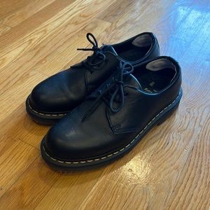 Men’s size 10 Dr. Martens black leather lace-up oxford